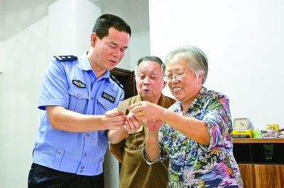 一心为民的亮灯警察--记厦门市公安局民警陈