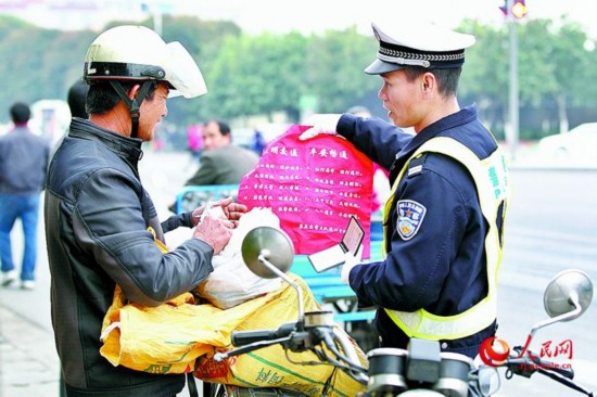 陳清洲（右）向群眾宣傳交通安全知識。警方供圖