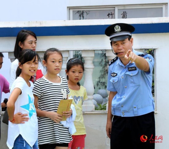 陳清洲（右）帶領小學生參觀安全教育基地。警方供圖