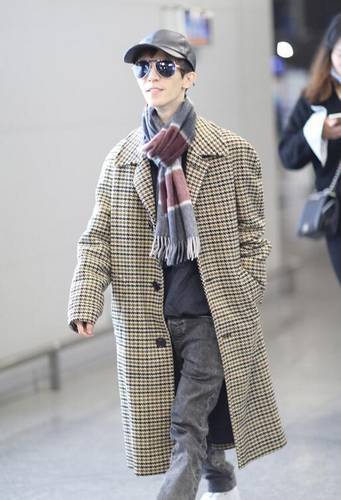 气势不能输!郭敬明穿超长大衣面带微笑状态好