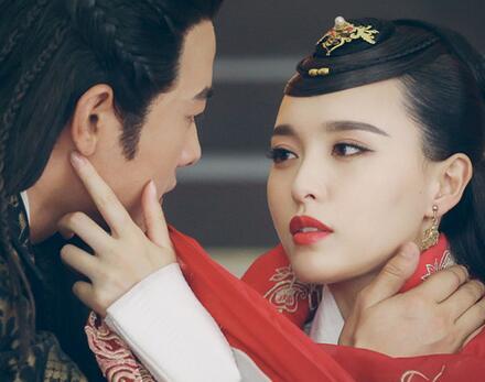 唐嫣罗晋合体出席活动 唐嫣一袭黑裙秀香肩罗