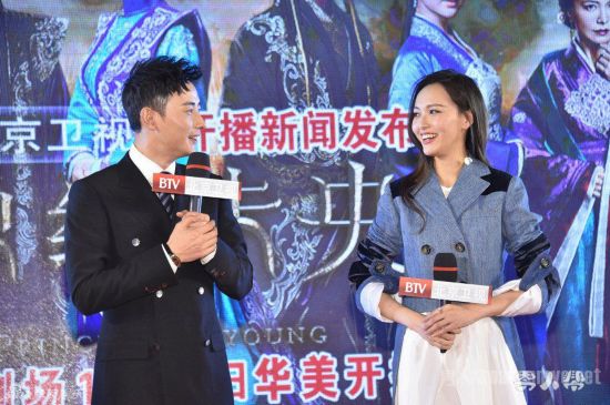 唐嫣罗晋合体出席活动 唐嫣一袭黑裙秀香肩罗