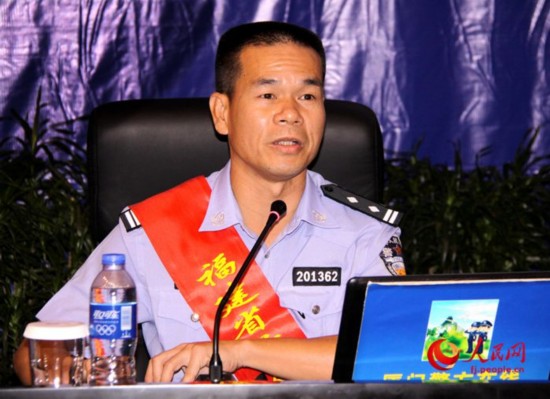陳清洲在介紹微博工作經驗。警方供圖