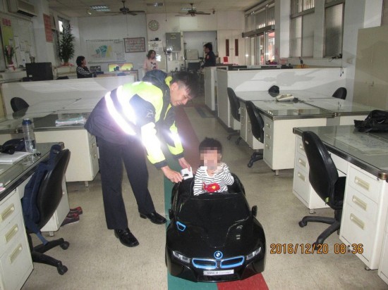 Taiwan's 4 years old boy want to eat McDonald's toy car hurricane 3 km (FIG.)