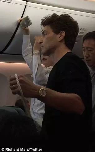 韩国富二代在飞机上袭击空姐 被美国明星制服