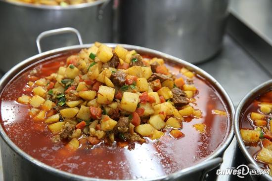 西农大为3万名学生发放土豆烧牛肉 食材均为自主选育
