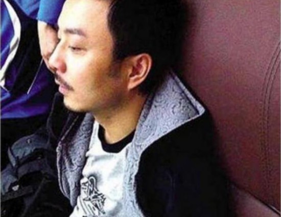 黄子韬机场突然瘫倒在地送院输液明星晕倒网友