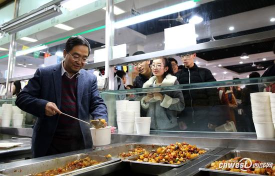 西农大为3万名学生发放土豆烧牛肉 食材均为自主选育
