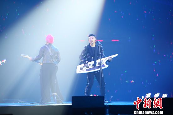 羽泉演唱会唱数首经典曲目 引全场大合唱(图)