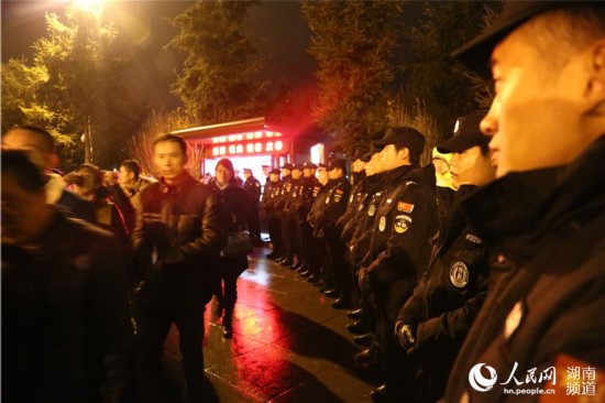 毛泽东同志诞辰123周年 各地群众凌晨冒雨缅怀【9】