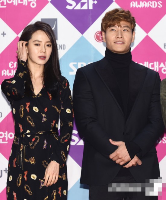 《running man》合体亮相"sbs演艺大赏"红毯 金钟国宋智孝笑容不断