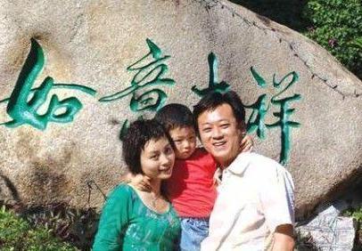 章子怡晒全家福为醒醒庆生 汪峰大女儿出镜一