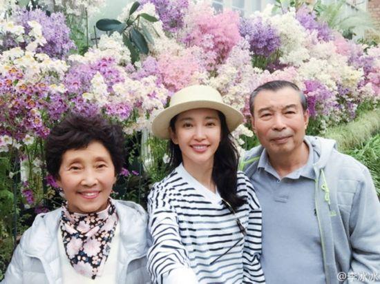 章子怡晒全家福为醒醒庆生 汪峰大女儿出镜一