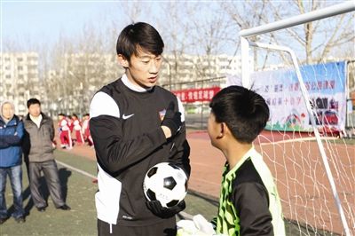 学校缺少守门员教练 天津权健队长张鹭:帮助孩