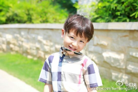 宋小宝龙凤胎罕见曝光 看看明星子女谁更萌