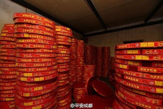 成都一民房非法存放1200多件烟花爆竹 被警方查处