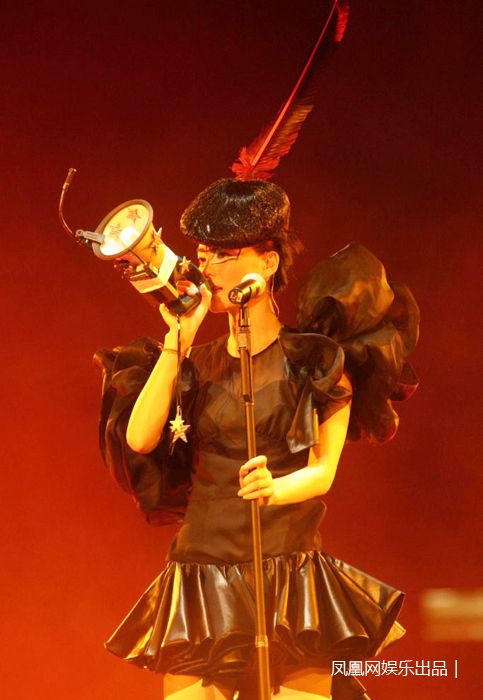 王菲幻乐一场演唱会今晚上海开唱 王菲演唱会经典造型全回顾