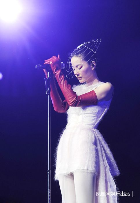王菲幻乐一场演唱会今晚上海开唱 王菲演唱会经典造型全回顾