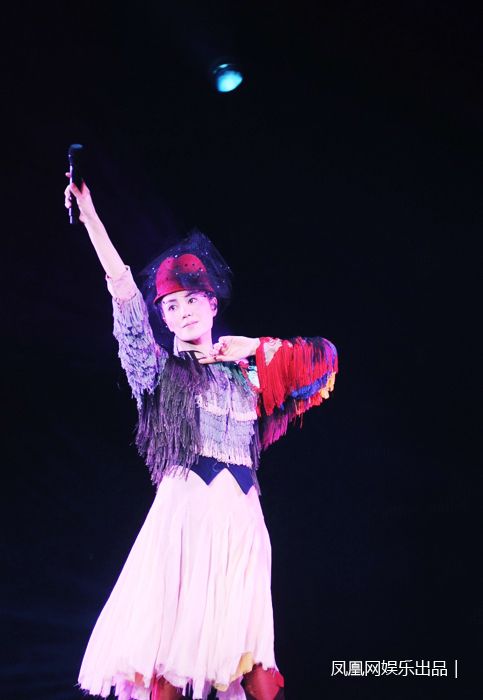 王菲幻乐一场演唱会今晚上海开唱 王菲演唱会经典造型全回顾