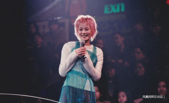 王菲幻乐一场演唱会今晚上海开唱 王菲演唱会经典造型全回顾