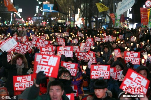 資料圖：大批韓國示威民眾聚集在首爾街頭，要求韓國總統朴槿惠下台。