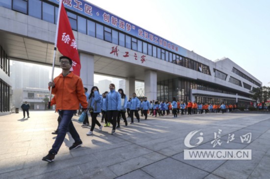 武汉市总工会开展职工徒步迎新活动受欢迎