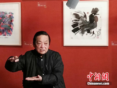 韓美林現場講述《丁酉年》生肖郵票郵品創作故事。中新網記者 宋宇晟 攝