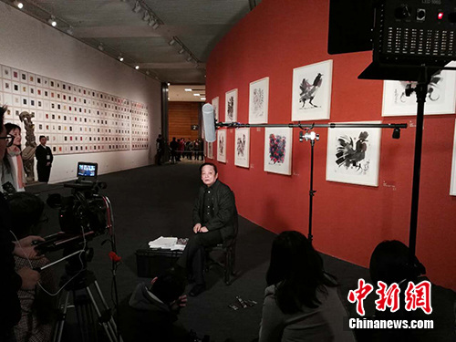 韓美林現場講述《丁酉年》生肖郵票郵品創作故事。中新網記者 宋宇晟 攝1