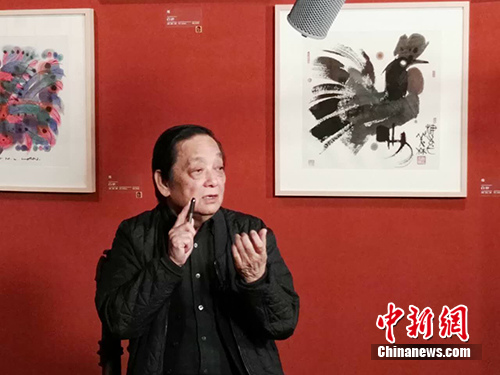韓美林現場講述《丁酉年》生肖郵票郵品創作故事。中新網記者 宋宇晟 攝