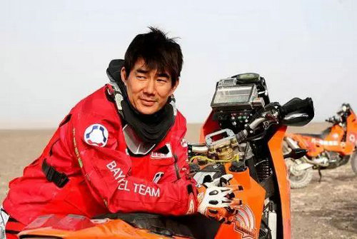 任贤齐赛车意外:摩托车失控撞向大树 整个人飞