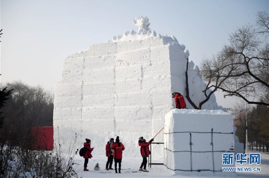 全国大学生雪雕赛开铲