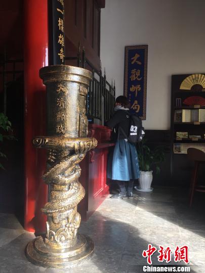 云南首个仿清主题邮局开业 时空邮局引年轻人