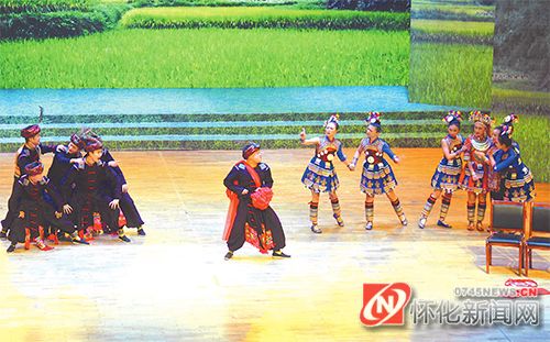 　　2016 年 12 月 29 日晚，榮獲湖南省第四屆少數(shù)民族文藝調(diào)演銀獎(jiǎng)的情景舞劇《舅霸姑婚》在靖州第四次文代會(huì)暨元旦迎春文藝晚會(huì)精彩上演，該舞劇首次融入國家級非物質(zhì)文化遺產(chǎn)——苗族歌鼟獨(dú)特唱腔，將晚會(huì)推向高潮。據(jù)悉， 《舅霸姑婚》情景舞劇是根據(jù)清道光年間鍬里 48 寨苗族男女青年，在與“舅霸姑婚” 強(qiáng)制性婚姻陋習(xí)的抗?fàn)幹?，沖破束縛獲得自由愛情的故事情節(jié)創(chuàng)編。 （陳俊名 攝）
