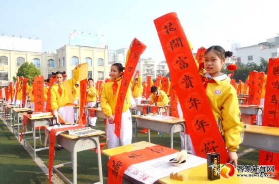 赣州600余名师生挥毫写春联 场面甚是壮观