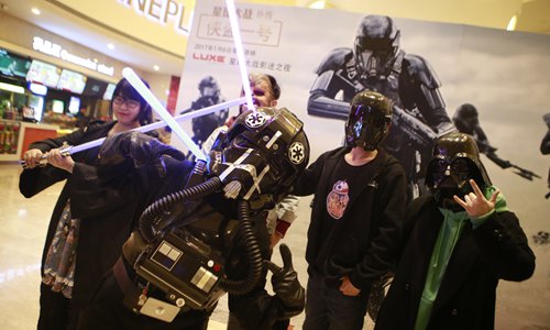 Chinese fans at the Thursday midnight premiere of <em><em>Rogue One</em>: A <em>Star Wars</em> Story</em> in Beijing Photo: Li Hao/GT