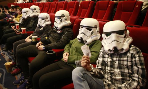 Chinese fans at the Thursday midnight premiere of <em><em>Rogue One</em>: A <em>Star Wars</em> Story</em> in Beijing Photo: Li Hao/GT