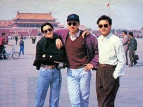 巩俐张国荣逛天安门旧照曝光 剪刀手牛仔裤很