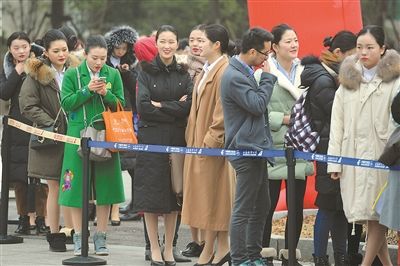 多人南京角逐空乘岗 供需两旺折射高流失率--人