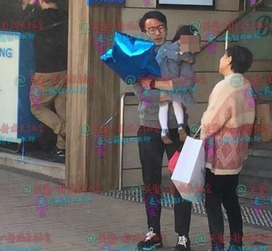 刘恺威街头带小糯米玩耍 父女亲密不见杨幂