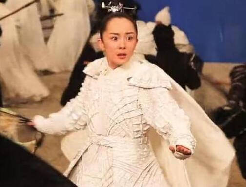 杨幂高情商回应发际线后移要 秃顶 :珍惜有头发