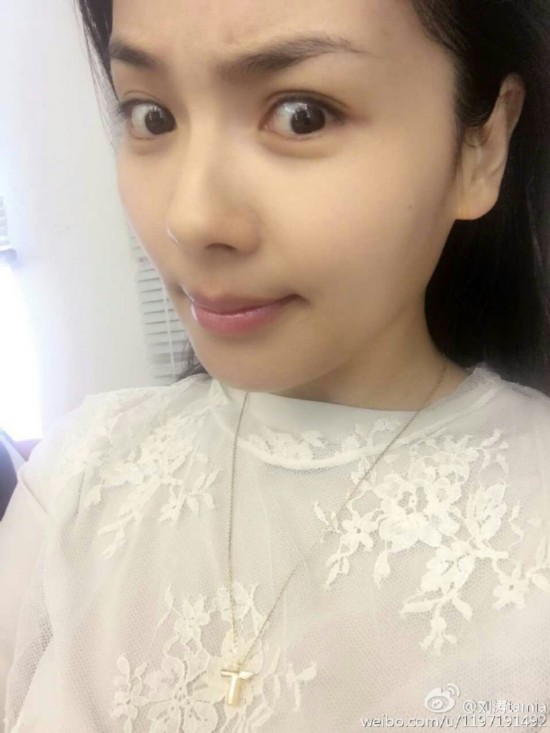 郑爽近照曝光素颜亮相皮肤好黑眼圈明显 女星