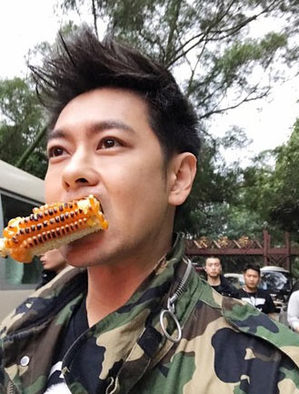 林志颖妻子陈若仪罕见出镜 双胞胎儿子会站会