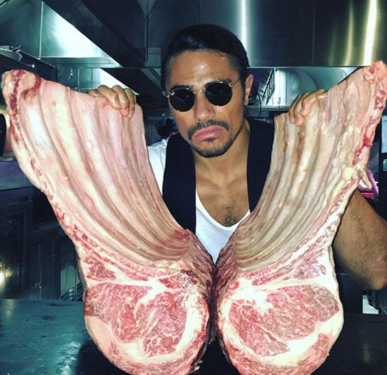 匈牙利帅气屠夫精湛切肉手法吸睛无数