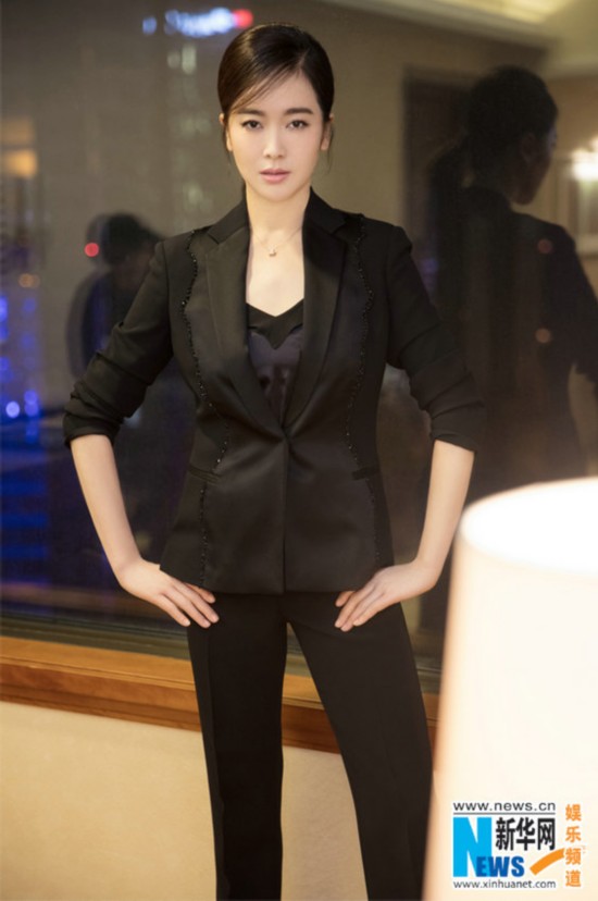 左小青玩转西装中性风 气场十足又不失俏皮--人