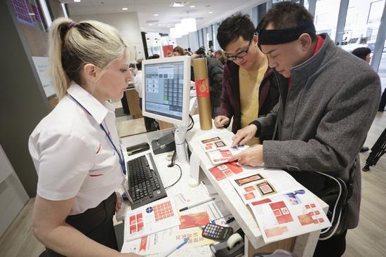 人們在一家郵局購買中國雞年生肖郵品