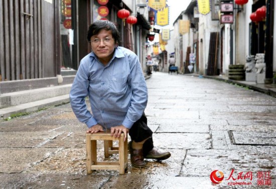曾经，一条小板凳是骆润法创业路上的得力“帮手”。