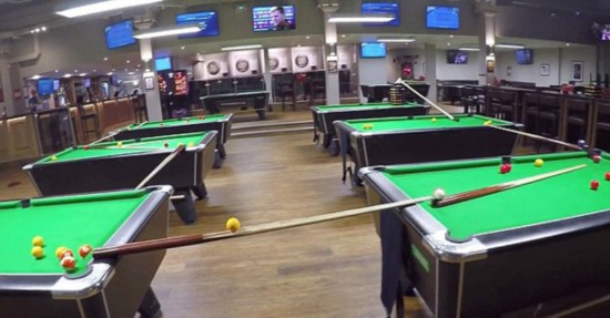 英国一运动酒吧表演高难度花式台球庆新年