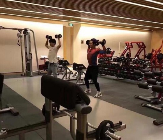 网友健身房偶遇李易峰 鹿晗杨洋陈伟霆健身照惹粉丝尖叫