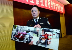 南京公安局副局长亮展板提醒老年代步车危险