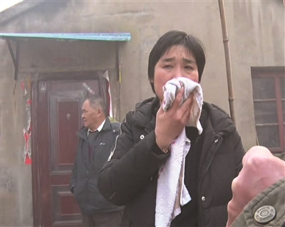 女子家中起火先拍段视频 邻居两进火场救援